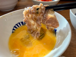 【夢庵　牛・豚コース】牛カルビを生卵にディップしていただきます！