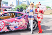 ”究極の痛車”として発表された、「Fate/stay night × フェラーリ」の痛車とコスプレコンパニオン