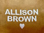 フロントには「ALLISON BROWN」のロゴ刺繍入り！ハートマークに大人の遊びごころを感じます♪