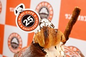 【サンマルクカフェ「チョコクロづくし チョコクロパフェ」】犬の「チョコクロ」をモチーフにした25周年記念ロゴのピックがキュート