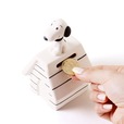 【PEANUTS Cafe】「ドッグハウス コインバンク」／コインは屋根部分から入れて、底のフタを外して取り出せる定番仕様！