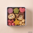 【『メロとタビ』クッキー缶】物語に登場する2匹をかたどったアイシングクッキーがかわいい