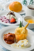 スペシャルセット（・ベジタブルクリームスープ、コンビネーションプレート（ポークシチュー、チキンのホワイトクリームソース）、パンまたはライス、ヨーグルトムース、お飲物のチョイス）¥1,940【販売店舗】プラザパビリオン・レストラン｜東京ディズニーランド「アナとエルサのフローズンファンタジー」（2017年）スペシャルメニュー