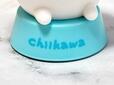 台座はハチワレカラーのブルー。「chiikawa」のロゴプリント入りなのも◎