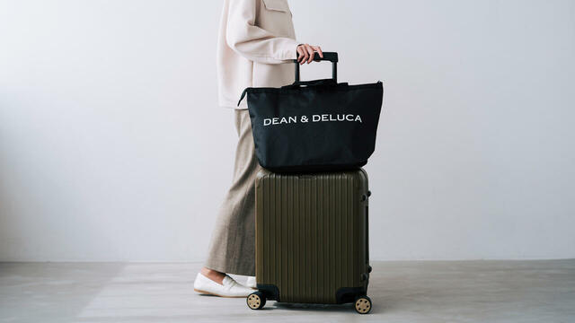 【DEAN ＆ DELUCAトラベルバッグ】大荷物でもキャリーケースに掛ければスムーズに移動できます♪