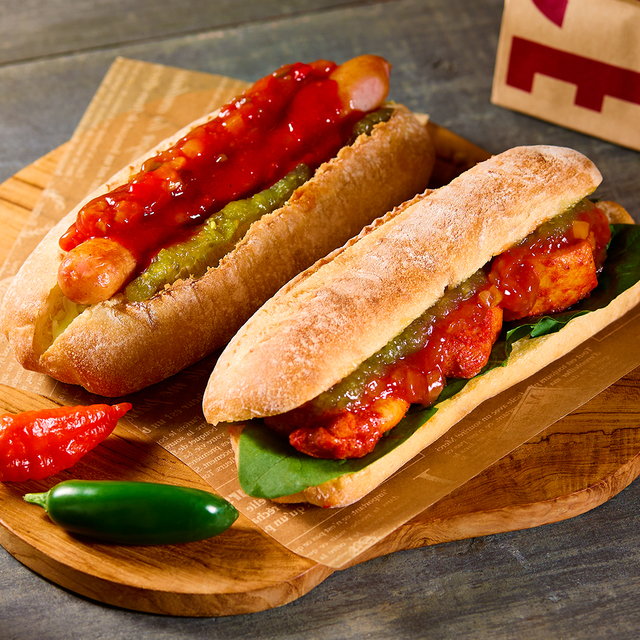 （左）焼きたてドッグ 悶絶の激辛ブートジョロキア ～デスソースの刑～、（右）焼きたてサンド やみつき旨辛タンドリーチキン