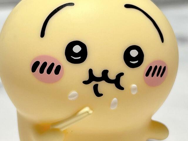 うさぎはなんと豪快に3つもご飯粒をつけています！ヤンチャ！