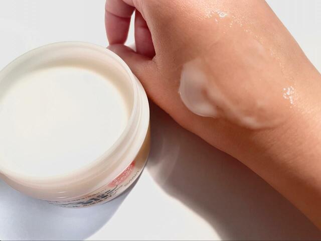 【なめらか本舗 とろんと濃ジェル 豆乳イソフラボン エンリッチ】長時間ふっくらした肌に！