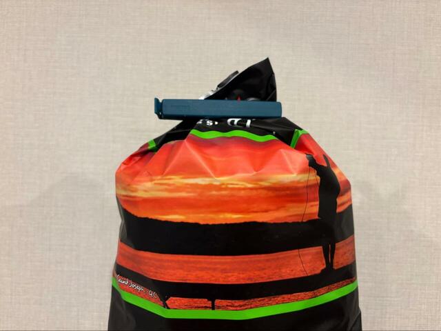 【コストコ ハードバイト タイのチリライム味】袋は大きめですが、クリップで留めれば保存も問題なし！少しずつ楽しみたい人にも扱いやすい仕様です♪