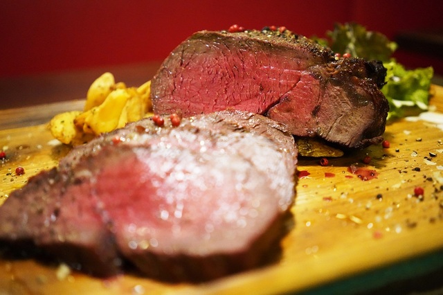 旨みたっぷり極上ローストビーフ