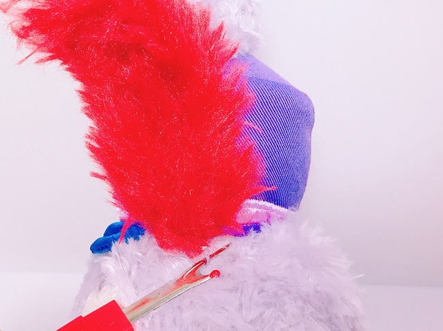 ラベンダーカラーの糸をリッパーで切ります