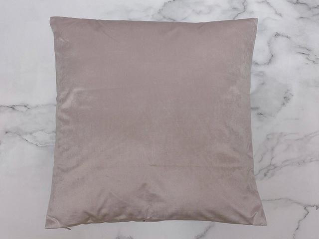 【ニトリ　デコホーム　クッションカバー(WG-I-W ラインアート）】裏面はシンプルな無地