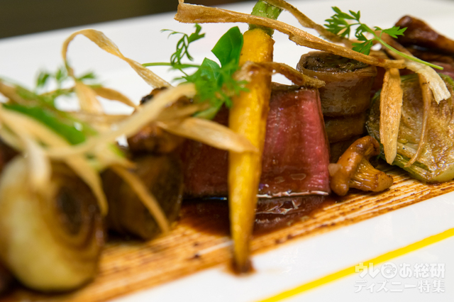 軽く燻した和牛テンダーロインのグリル 牛蒡で巻いた牛テールのブレゼと八丁味噌ソース|“クリスマス・ファンタジー”ディナーコース ユールタイド 15,430円|東京ディズニーランドホテル「カンナ」