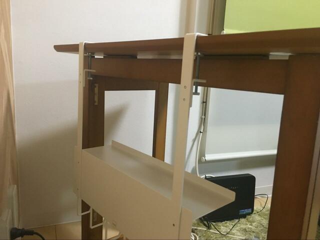 【山崎実業(Yamazaki) デスク下 ケーブル ＆ ルーター収納 ラック】水平・垂直に取り付けて、デスクの天板を挟むようにしっかりネジを締めて固定します