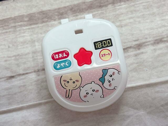 炊飯器の蓋に、シールを貼ります