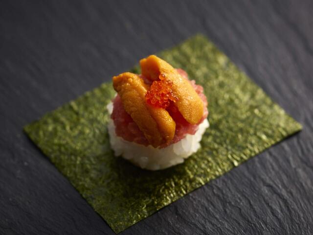 「うに海鮮手巻き」<価格:429円(税込)>【【ゆず庵】11月18日より「鮪づくし三貫盛り」や「うに海鮮手巻き」「牡蠣の天ぷら」など、こだわりの贅沢メニューが新登場!】