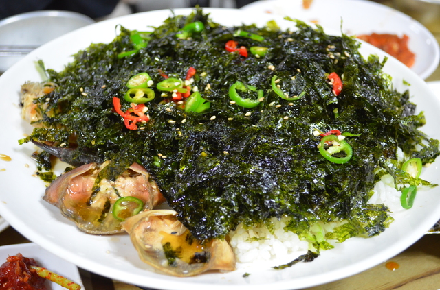 やかんマッコリの追加を頼むと、カニの醤油漬けごはんなどさらに豪華なつまみが