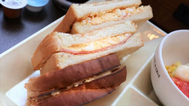 【カフェ・ド・クリエ モーニング ハムタマゴ】トーストサンドが3カット