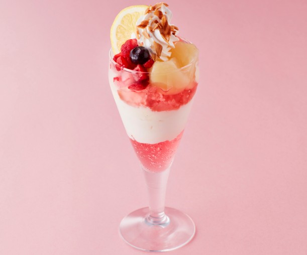 白桃とベリーのヨーグルサンデー