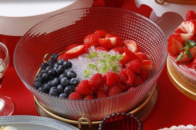 「ベリーベリースープ」＜期間：2025年11月10日～12月25日＞【真っ赤に艶めくいちごや可愛いスノーマンがお出迎え♪インターコンチネンタル 東京ベイの「ストロベリーフェア」第一弾がスタート！】