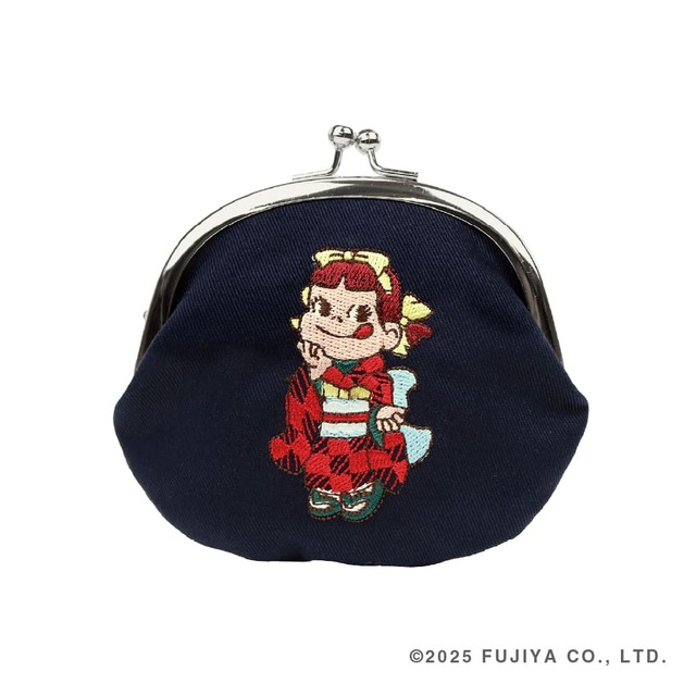 【ペコちゃん×スーベニール】「ペコちゃん刺繍がま口立ち姿ネイビー」2,860円／ネイビーのシックな生地に、赤い着物が映えます