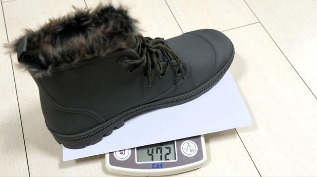 【ワークマン 防寒防水サファリシューズ】重さはLサイズ・片足で約470g。実際に履くととても安定感があります