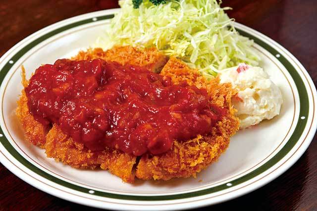 かつれつ四谷たけだ（四谷） チキンサルサ定食 920円 コクがある鶏モモ肉を揚げ、野菜たっぷりのピリ辛トマトソースをかけた一品。