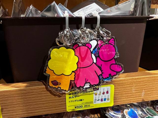 「後ろ姿アクリルキーホルダー(9種ランダム)」(500円)