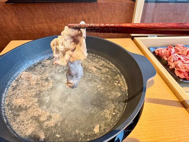 【ダイニング＆バー テンクウ】さっとお湯にくぐらせてしゃぶしゃぶし、ポン酢に薬味を添えていただくことに