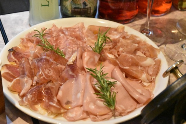 プロシュートも削りたて!