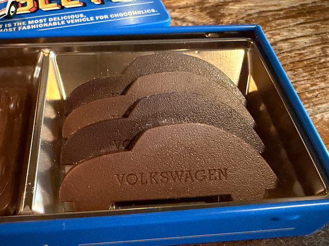 【モロゾフ×ビートル　プチビートル（コバルトブルー）】プレートチョコレート一つ一つにあしらわれた「VOLKSWAGEN」のロゴが見事ですね