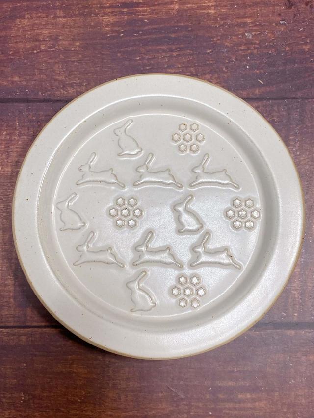 【ナチュラルキッチン】リムプレート　エンボスうさぎ／税込330円