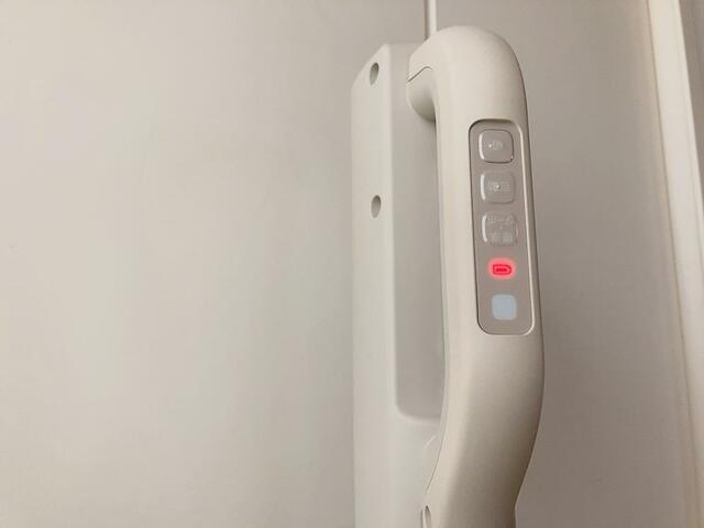 【充電式紙パックスティッククリーナー MagiCaleena（マジカリーナ）】本体操作パネルのLEDライトが緑や赤に光るので充電状況がすぐにわかります