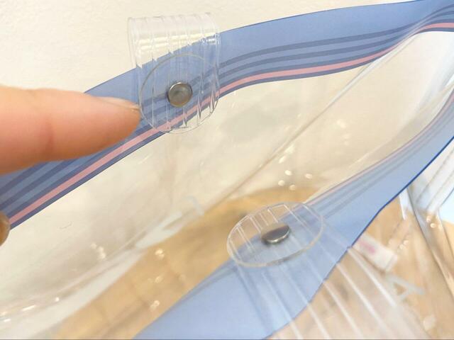 【DEAN & DELUCA クリアトートバッグS】バッグ上部の吸盤をくっつけて開閉する仕様です◎
