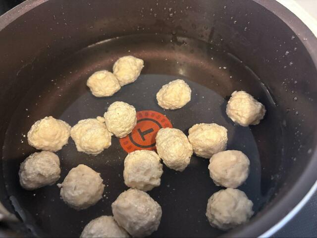 【ロピア 華味鳥つくね】鍋に入れて茹でていると、つくねがぷかぷかと浮かんできました◎