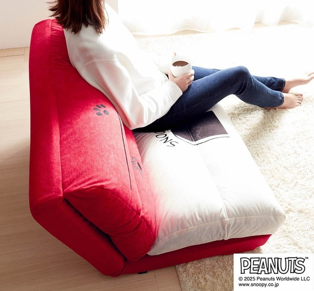 【ベルメゾンのスヌーピーグッズ売上ランキング 2位】「モチーフ型クッション＆ブランケット付き4WAYソファーベッド 『スヌーピー』」29,900～35,900円（税込）