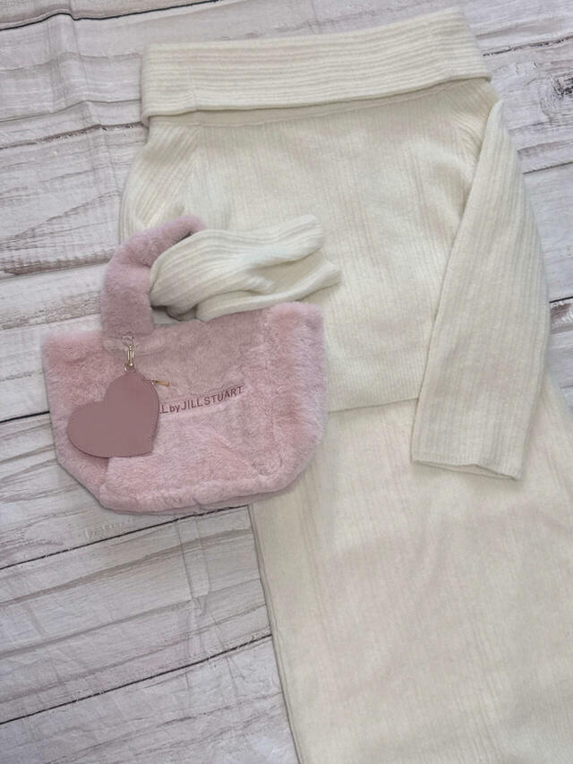 ホワイトの大人っぽいニットセットアップに持ってみました