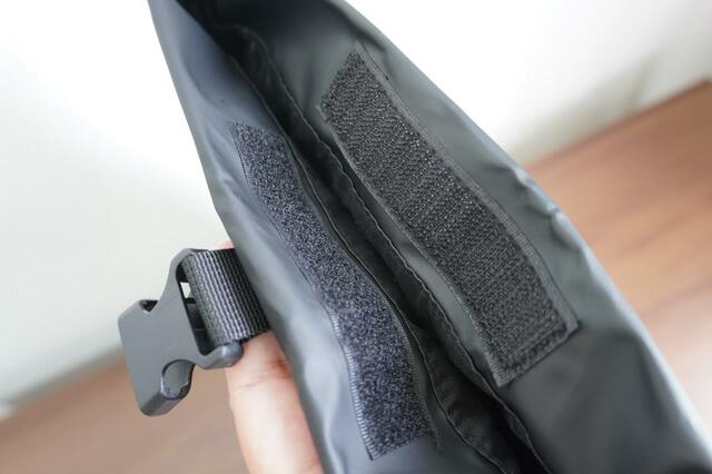 入れ口はマジックテープで開閉する