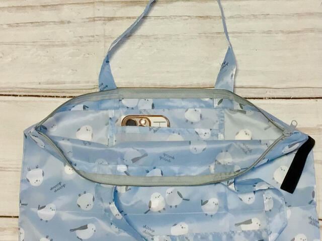 スマホを入れるのにぴったりなサイズのポケット