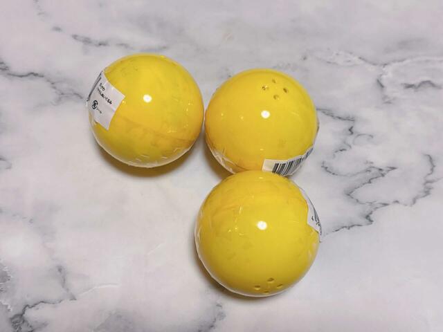 セブン-イレブン限定の「ちいかわ ハチさんぬいぐるみ」。カプセルの中に入っています