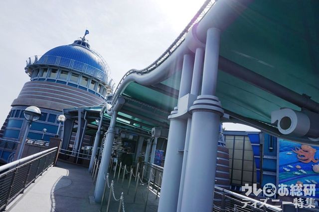 エントランスには屋根が新たに設置