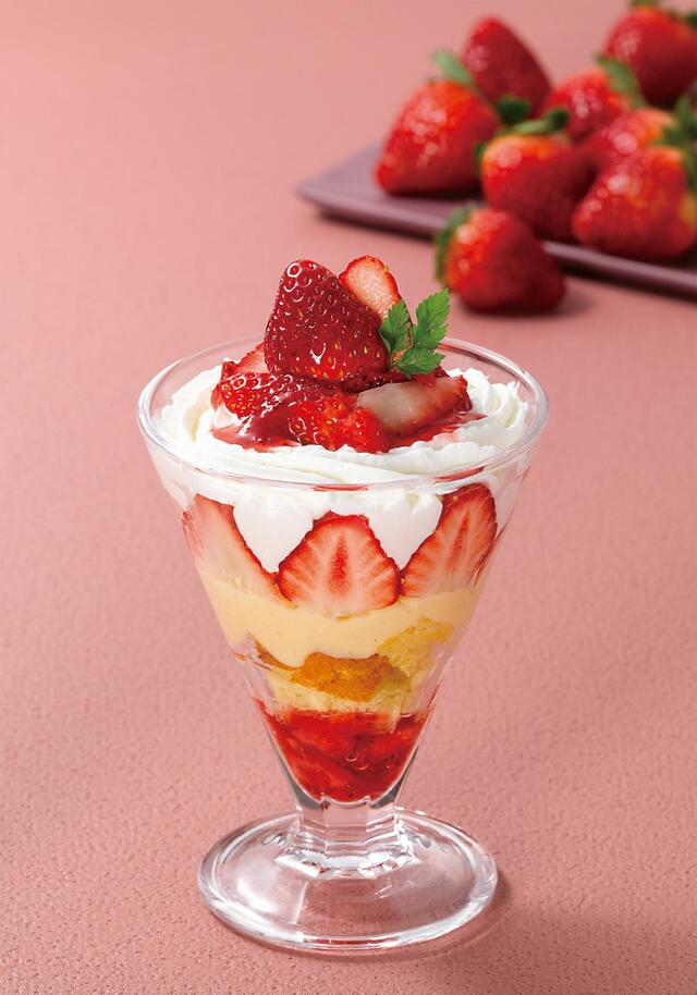 苺のショートケーキ仕立て 880円（税込968円）【ロイヤルホスト『苺 ～Sweet Strawberry 1st season～』】
