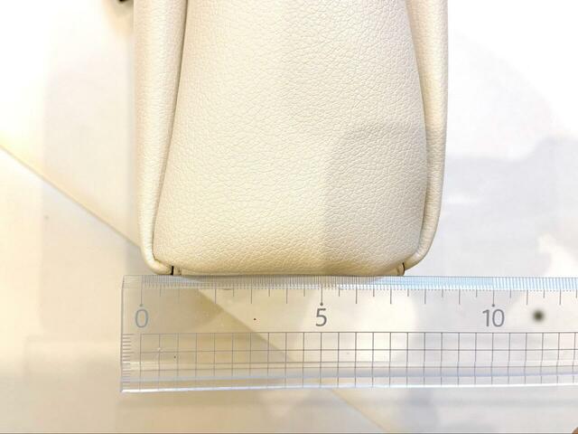 【URBAN RESEARCH チャーム付ワンハンドルミニショルダー】サイズは高さ19.5×幅17×マチ7cm。思いのほか荷物が入ります！