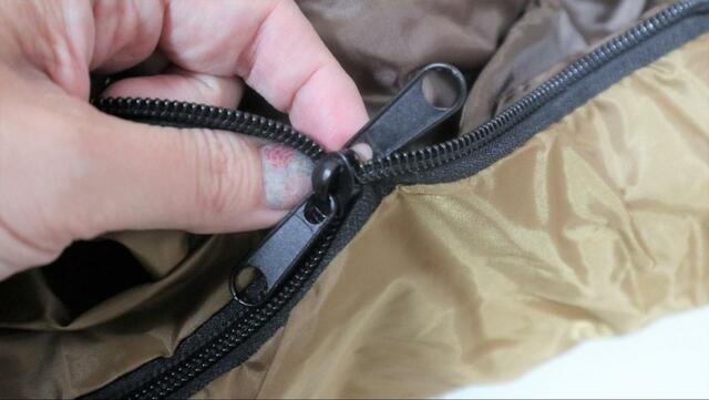 【ワークマン BASICスリーピングバッグ】開閉はダブルファスナーで、足元も開けられる