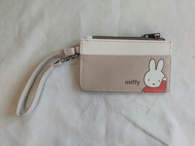 片手を上げるミッフィーのイラストが描かれていました