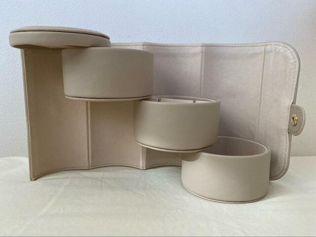 【ニトリ】デコホーム商品「筒形ジュエリーケース」ガバッと開き、見せる収納に早変わり。壁などに立てかけなくても自立可能でインテリアにも最適