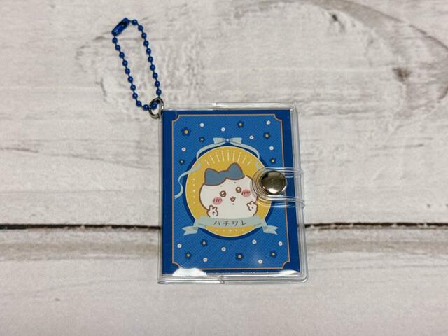『ちいかわ』×100円ショップ新作グッズ第8弾「ちいかわ ミニメモキーチェーンボタン付き」表紙はピンドットにお花柄、さらにリボンの額縁の中にキャラクターのイラストを入れたデザイン！
