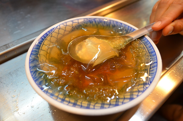 さっぱりとしたレモンジュースと愛玉ゼリー。飲み物のようにのど超しがよい。「圓環阿勝愛玉」