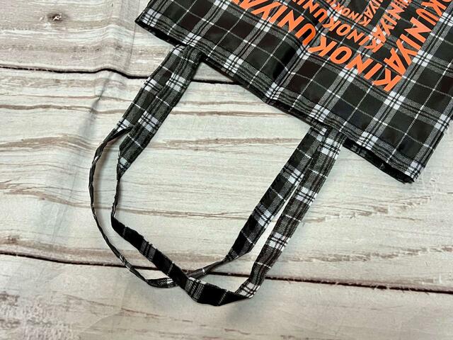 持ち手は長めなので肩がけできるのがうれしい♪