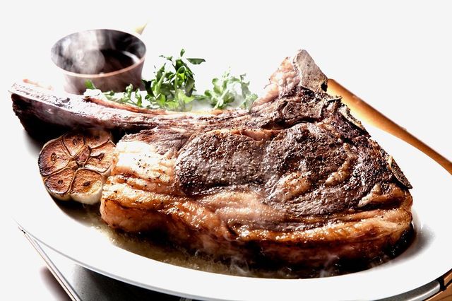 国産牛骨付きリブロースのトマホークステーキ赤ワインソース